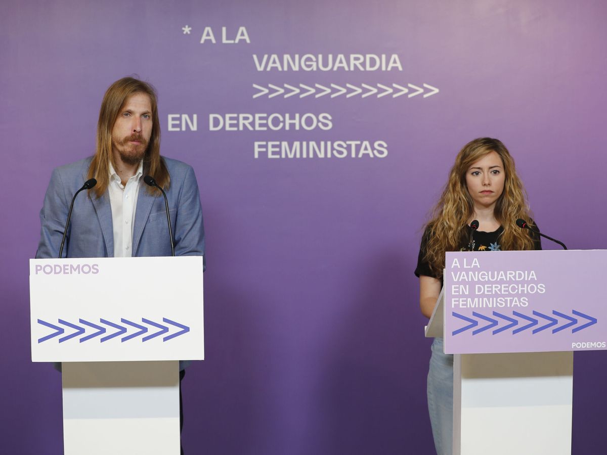 Foto: El portavoz de Podemos, Pablo Fernández, y la secretaria de Acción Institucional, María Teresa Pérez (d). (EFE/Millán)