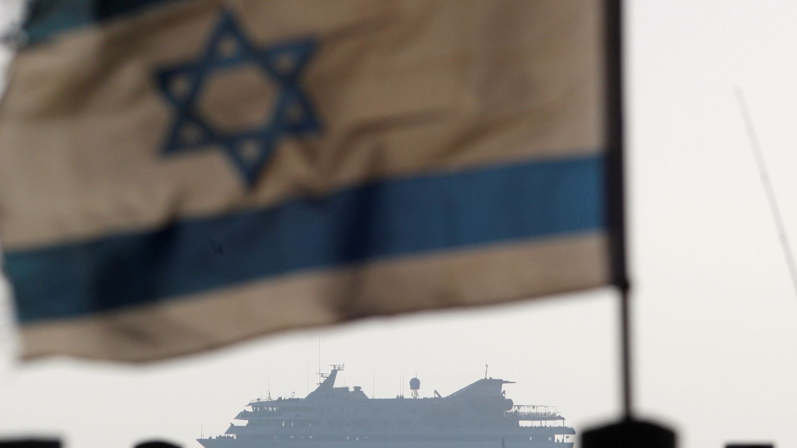 Foto: Una bandera israelí en el puerto de Ashdod, el 31 de mayo de 2010 (Reuters).