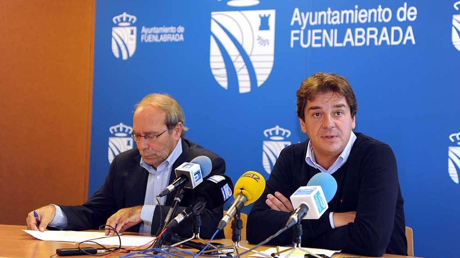 Foto: Javier Ayala (a la derecha), actual alcalde de Fuenlabrada, y su predecesor en el cargo, Manuel Robles.