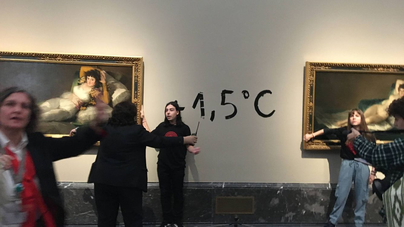 Foto: Dos activistas pegan sus manos a 'Las Majas' de Goya. (Futuro Vegetal)