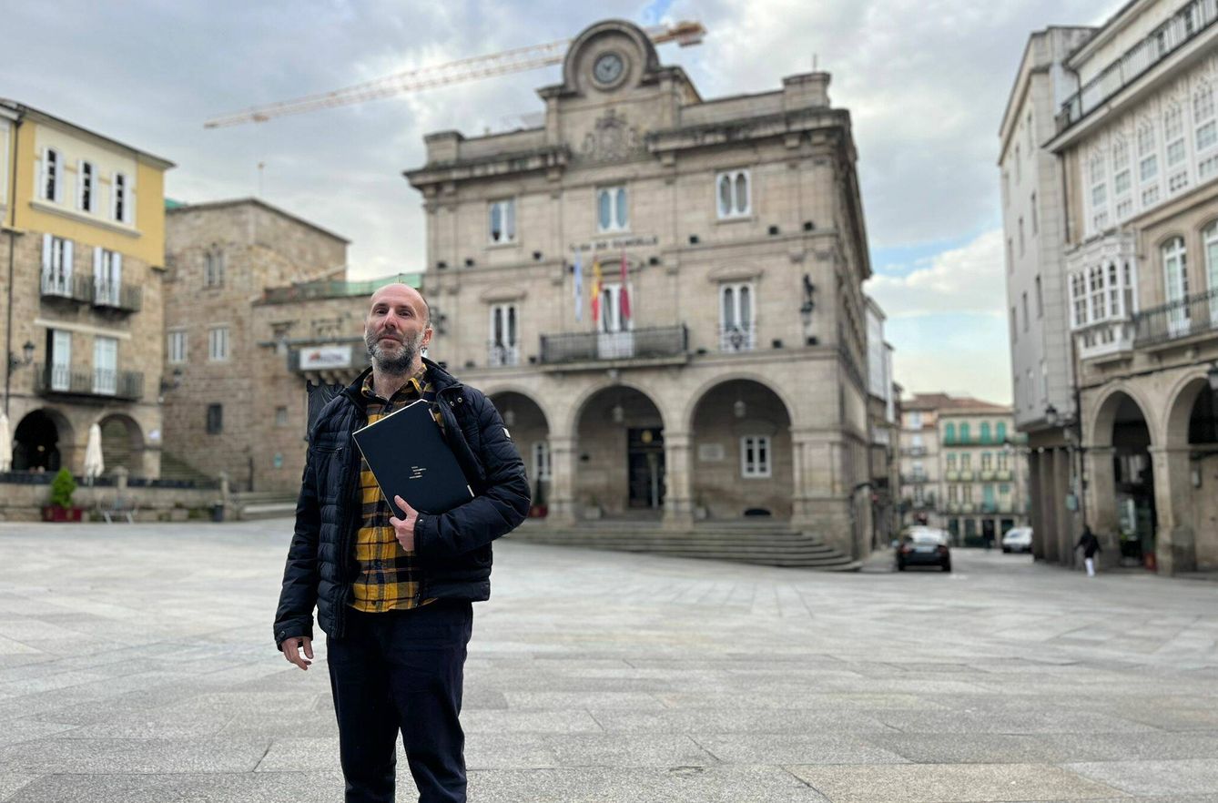 Gonzalo Pérez Jácome, frente al ayuntamiento de Ourense y una grúa de fondo. El alcalde está especialmente orgulloso de las obras que se están llevando a cabo en la ciudad. (A. F.)