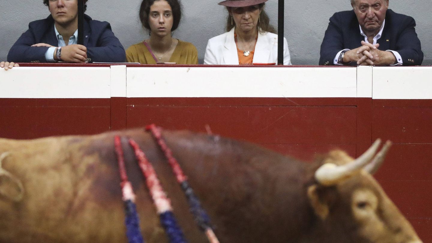 El rey Juan Carlos junto a su hija y sus nietos en una tarde de toros celebrada en Valladolid. (EFE)