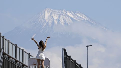 Lo que un muro para tapar las vistas del Monte Fuji te explica del caos turístico de Japón