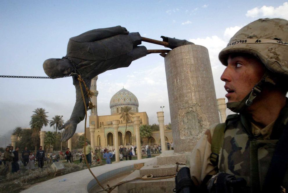El marine Kirk Dalrymple presencia el derribo de la estatua de Sadam Husein en Bagdad (Reuters).