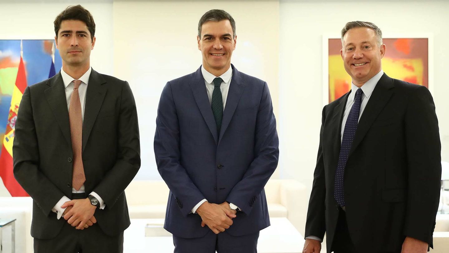 El director ejecutivo de IFM en España, Jaime Siles; el presidente del Gobierno, Pedro Sánchez, y el director global de infraestructuras de IFM, Kyle Mangini, juntos en la Moncloa. (Foto de la Moncloa)