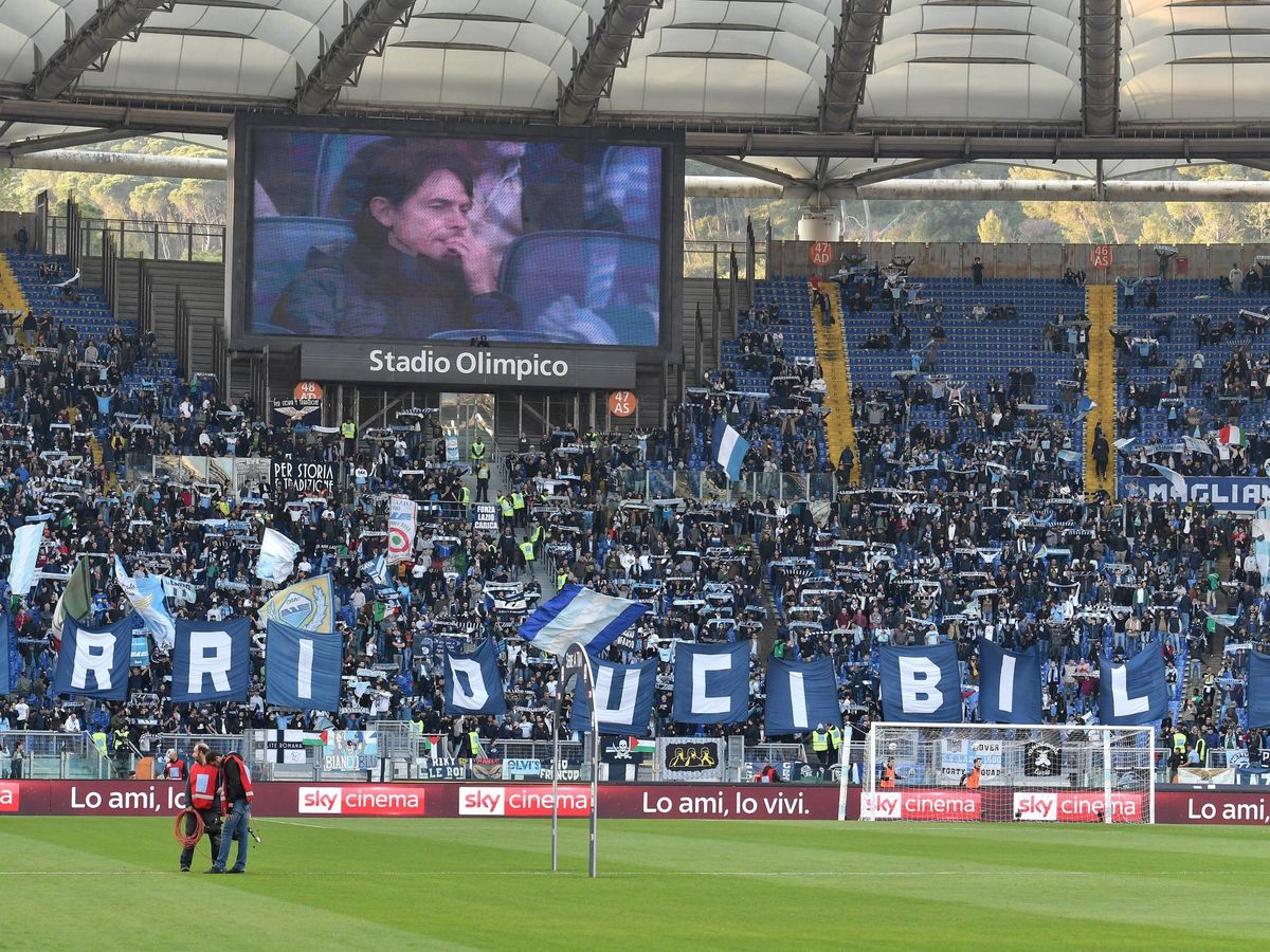 Foto: Los 'Irriducibili' en la Curva Nord del Estadio Olímpico de Roma en un Lazio-Udinese jugado en abril de 2019. (Imago)