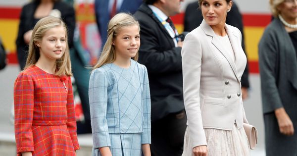 Foto: La Reina con sus hijas en los actos conmemorativos del Día de la Fiesta Nacional. (EFE)