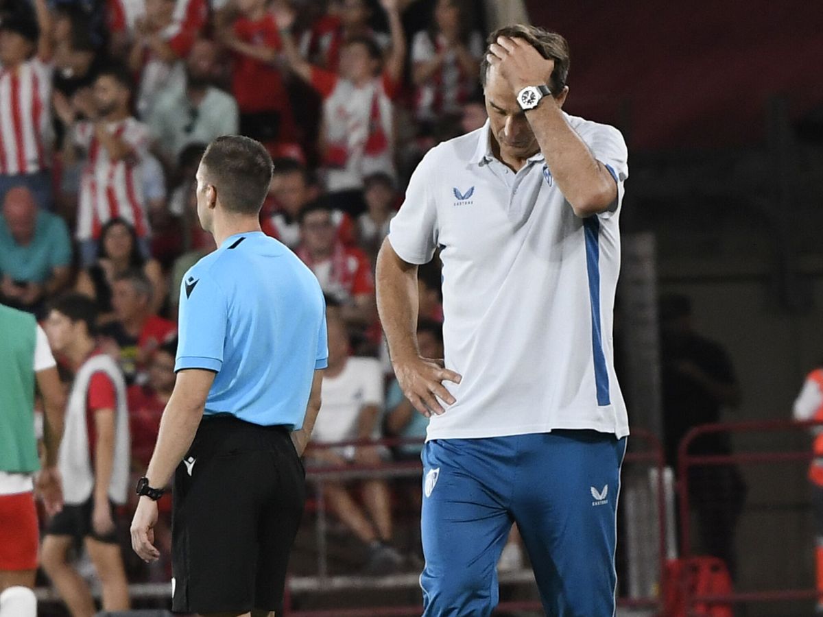 Foto: Julen Lopetegui, desesperado tras la derrota en Almería. (EFE/Carlos Barba)