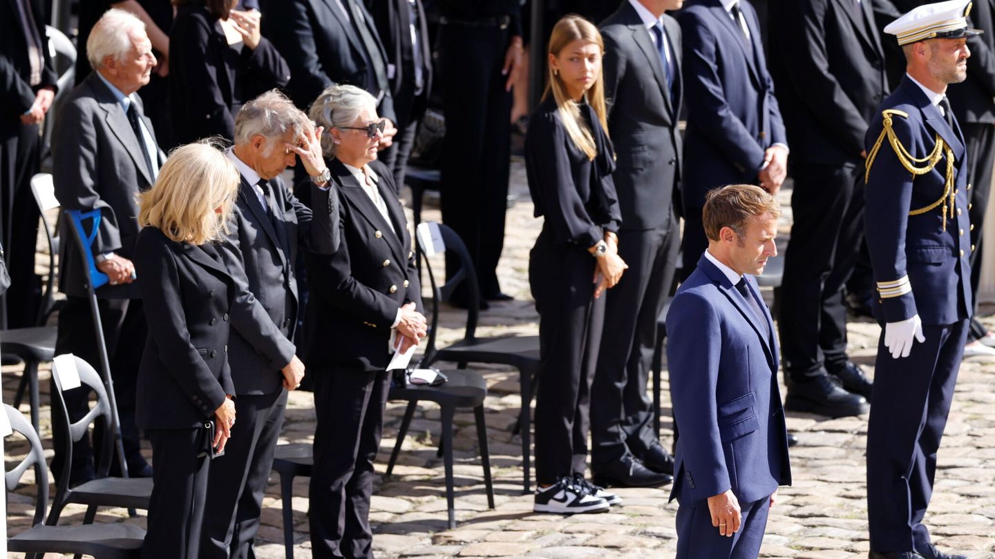 Emmanuel y Brigitte Macron, junto a los hijos de Belmondo Paul, Florence y Stella. (EFE)
