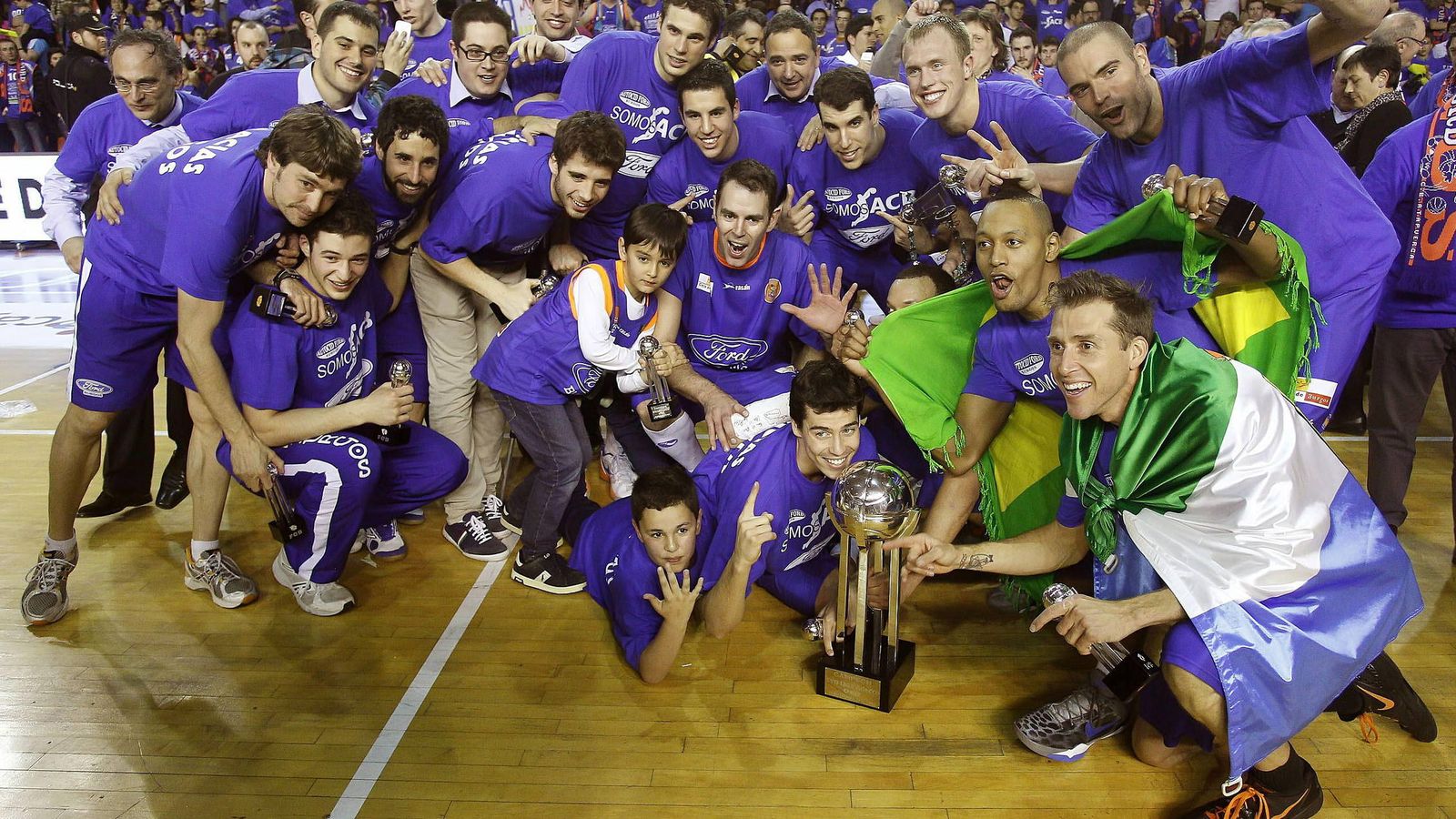 Foto: Los jugadores de Ford Burgos celebran el primer ascenso a la ACB en abril de 2013 (Efe)