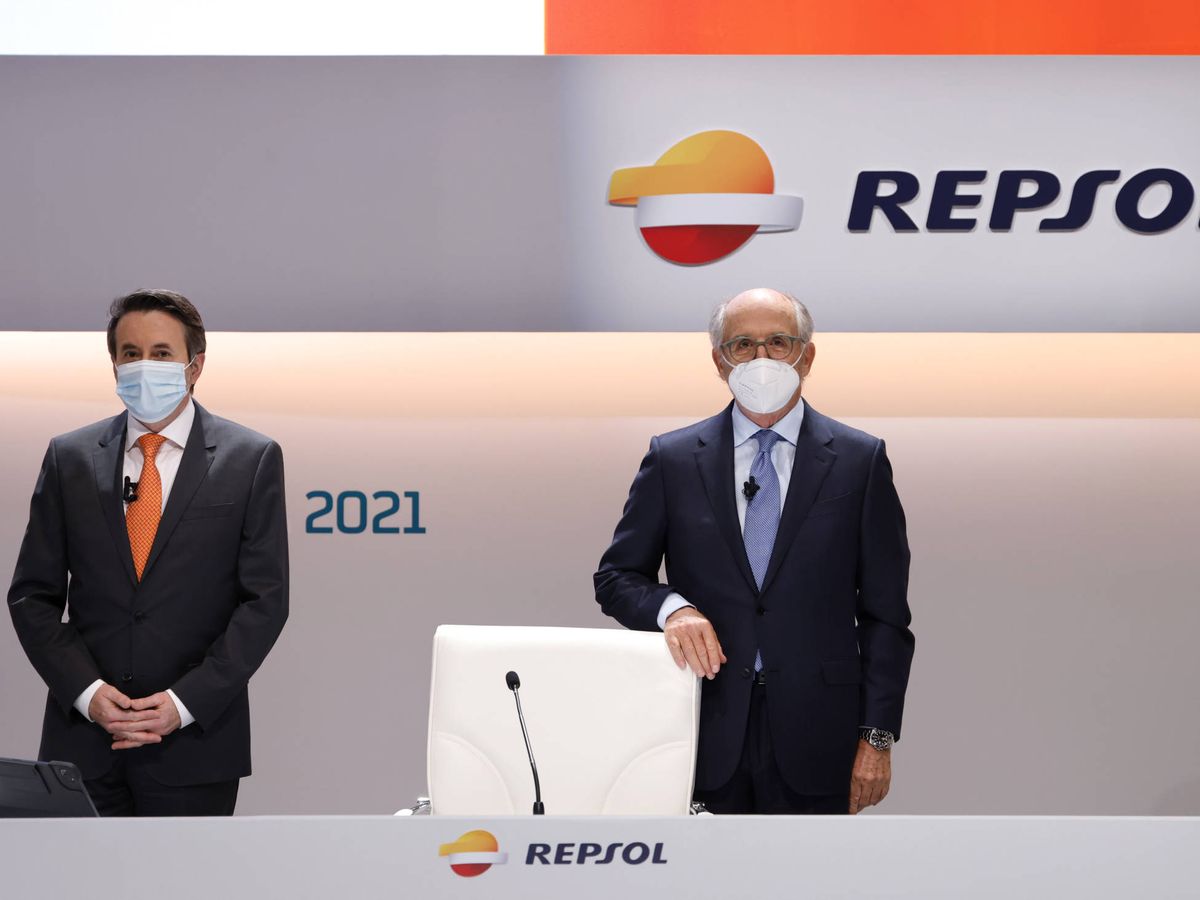 Foto: El consejero delegado de Repsol, Josu Jon Imaz, a la izquierda de la foto y el presidente de la petrolera, Antonio Brufau, a la derecha. (Foto cedida por Repsol) 
