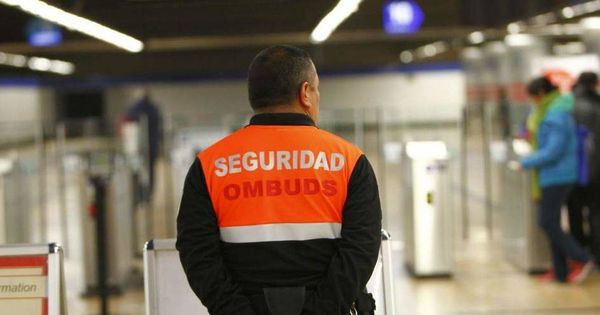 Foto: Uno de los vigilantes de seguridad del metro de Madrid que pertenece a la empresa Ombuds.