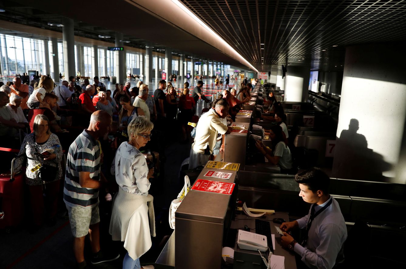 Pasajeros afectados por la quiebra hacen cola en el Aeropuerto de Dalaman, Turquía. (Reuters)