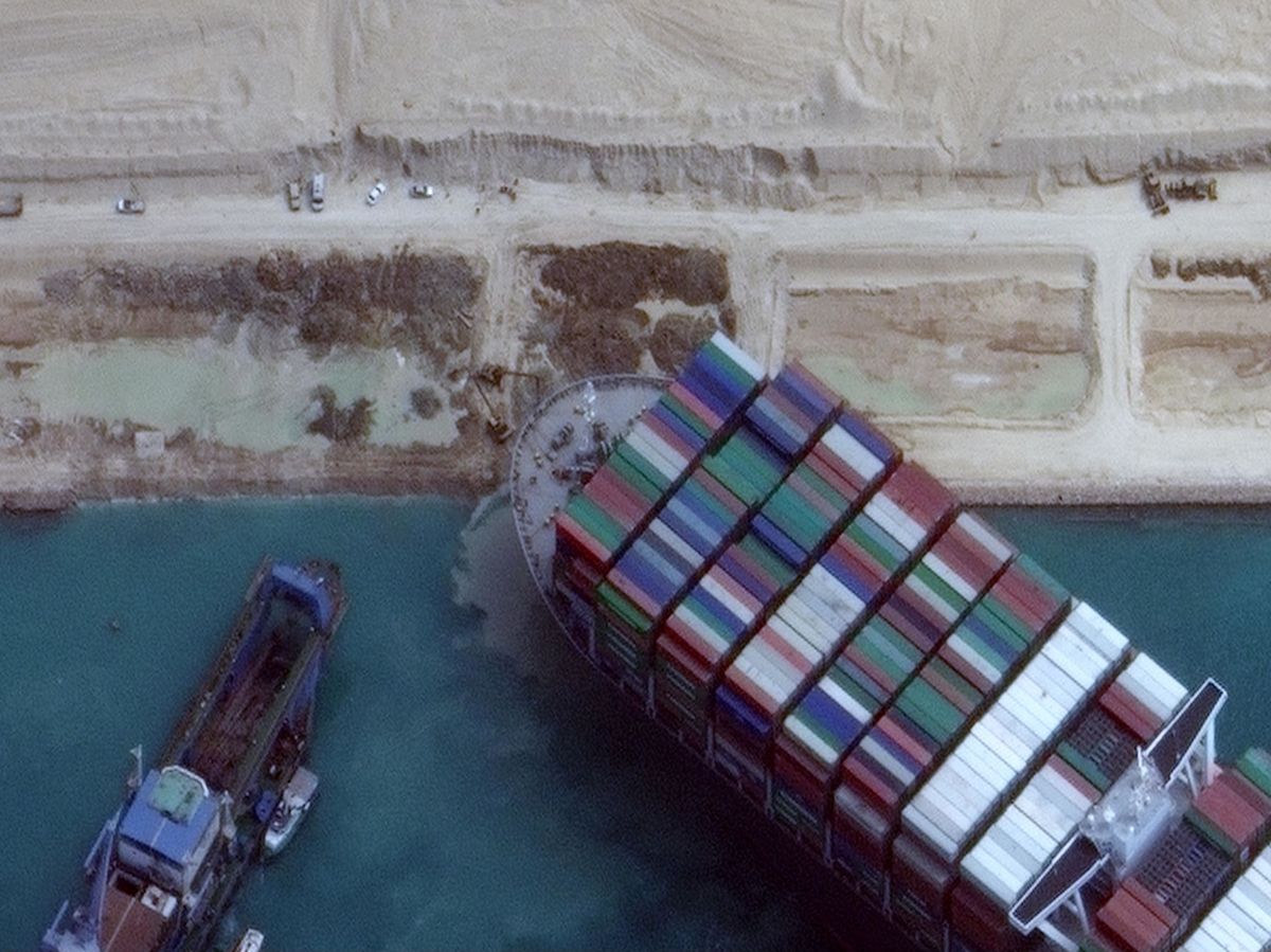 Foto: Imagen por satélite muestra las tareas de dragado en el canal de Suez (EFE)