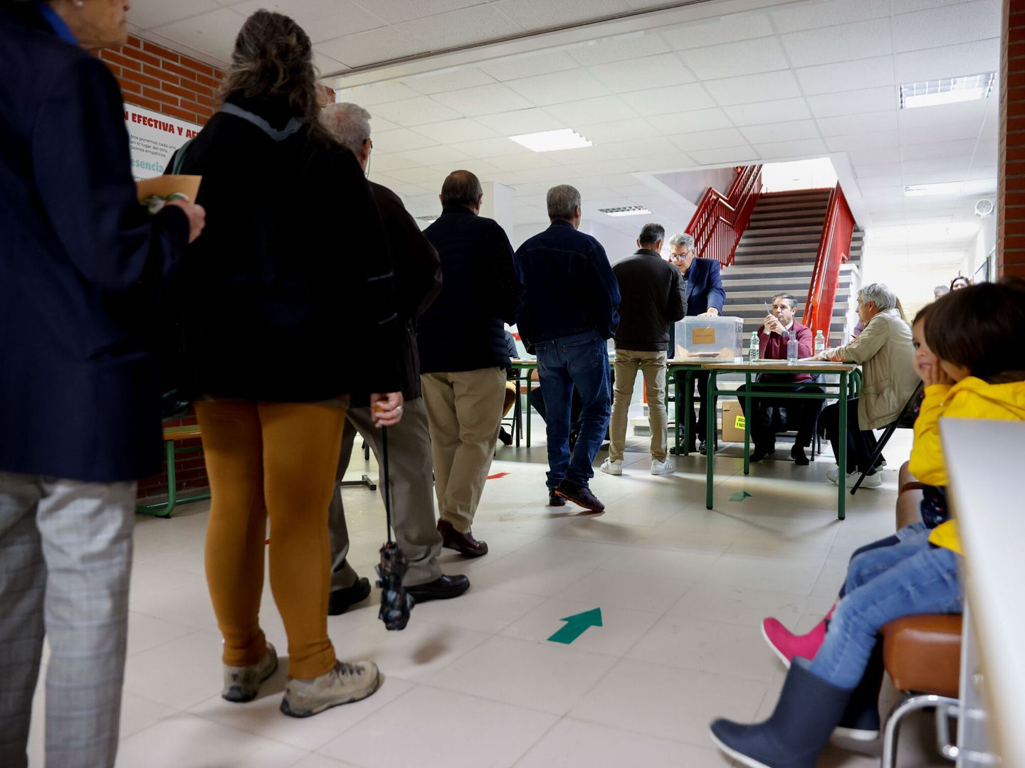Varios votantes hacen cola en un colegio electoral de la localidad madrileña de Soto del Real para participar en las elecciones locales y autonómicas del pasado 28 de mayo. EFE / Juan Carlos Hidalgo