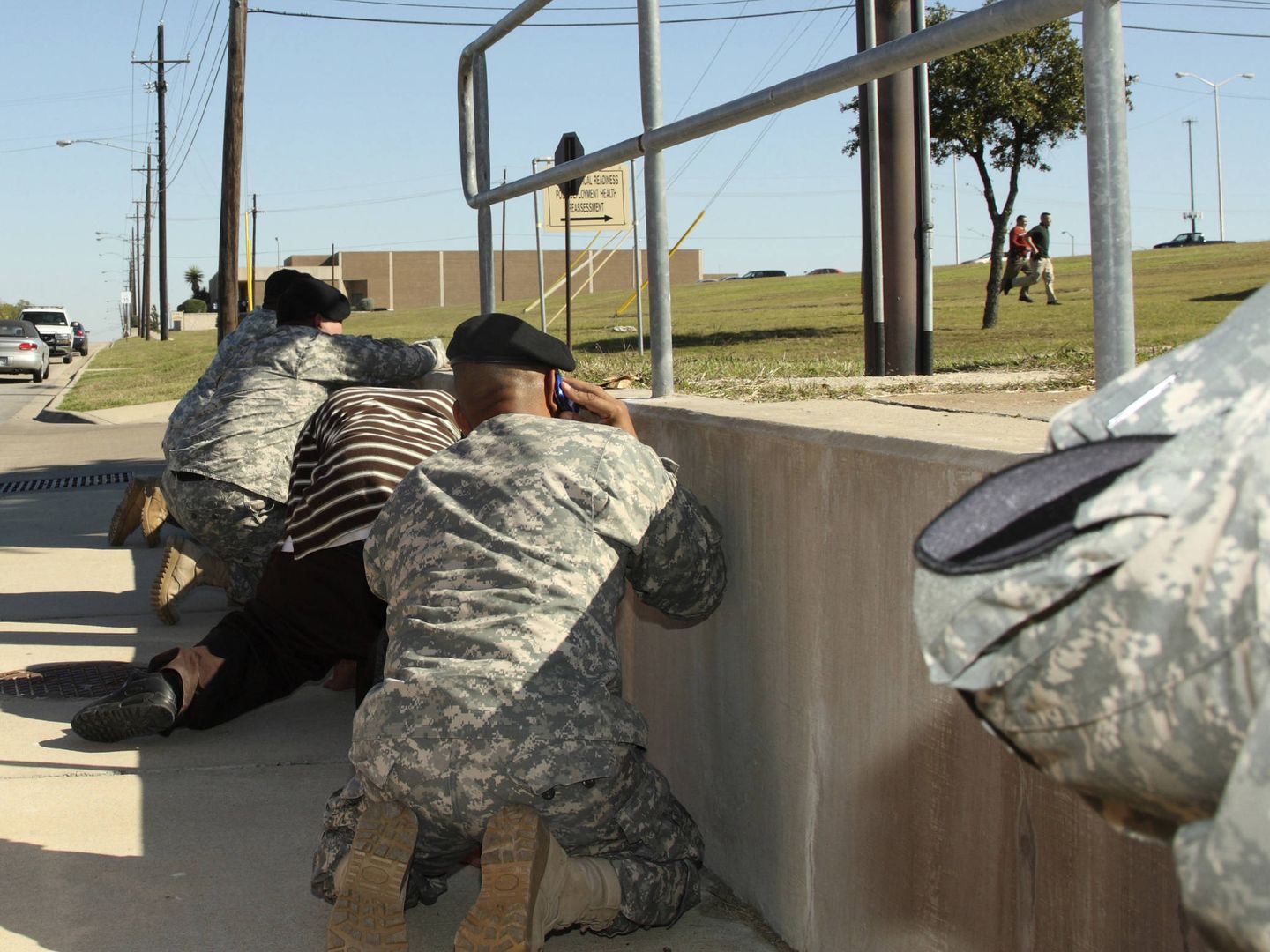 Soldados se protegen durante el tiroteo de Fort Hood. (Reuters)