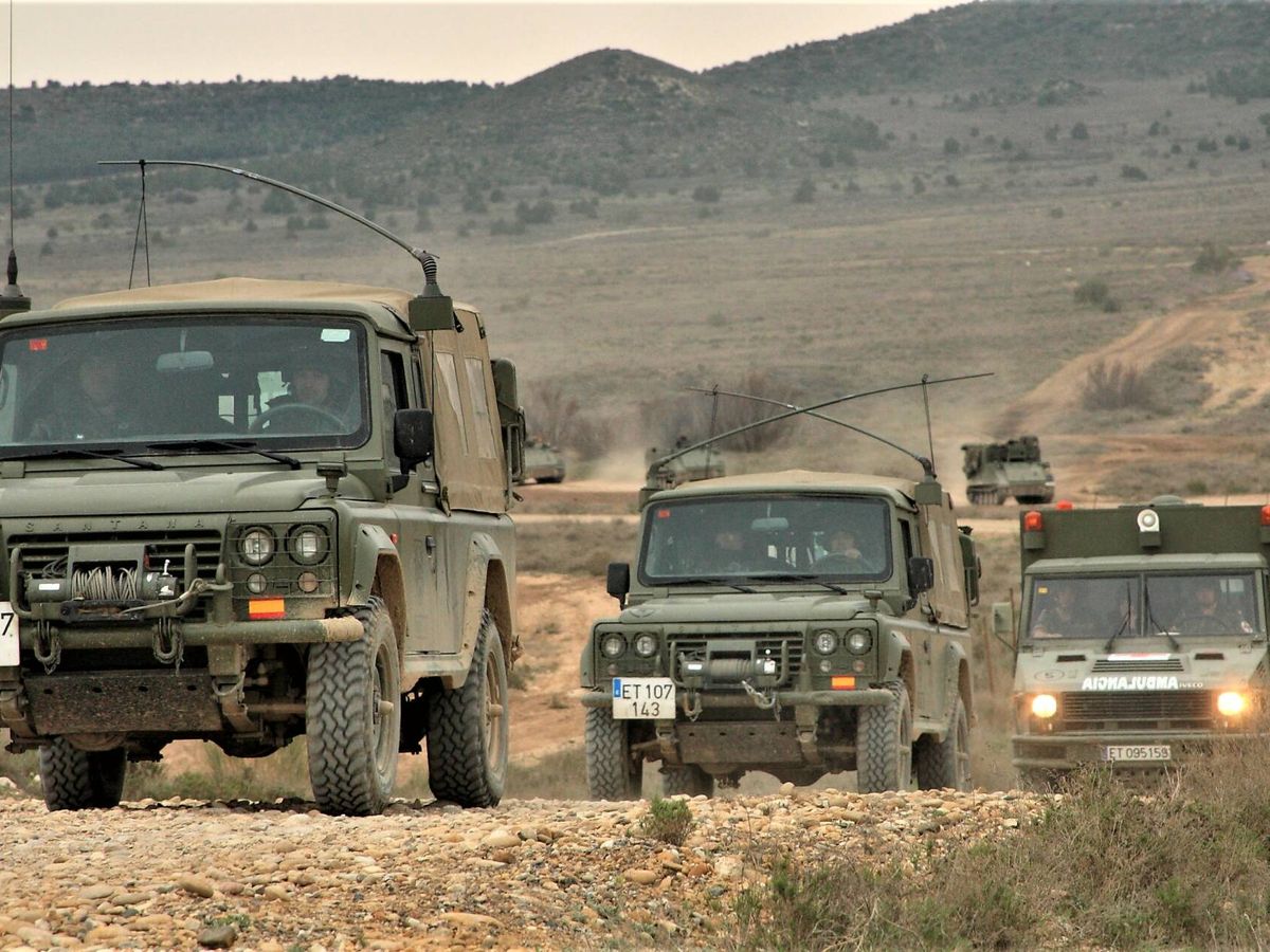 Foto: Columna de vehículos ligeros del GACA XII. Al frente, dos Aníbal Santana (Juanjo Fernández)