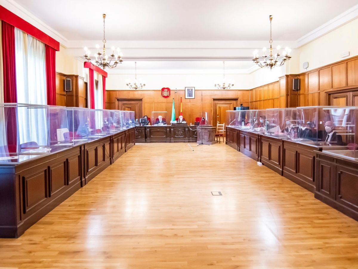 Foto: Vista de la sala de la Audiencia Provincial de Sevilla. (EFE/Raúl Caro)