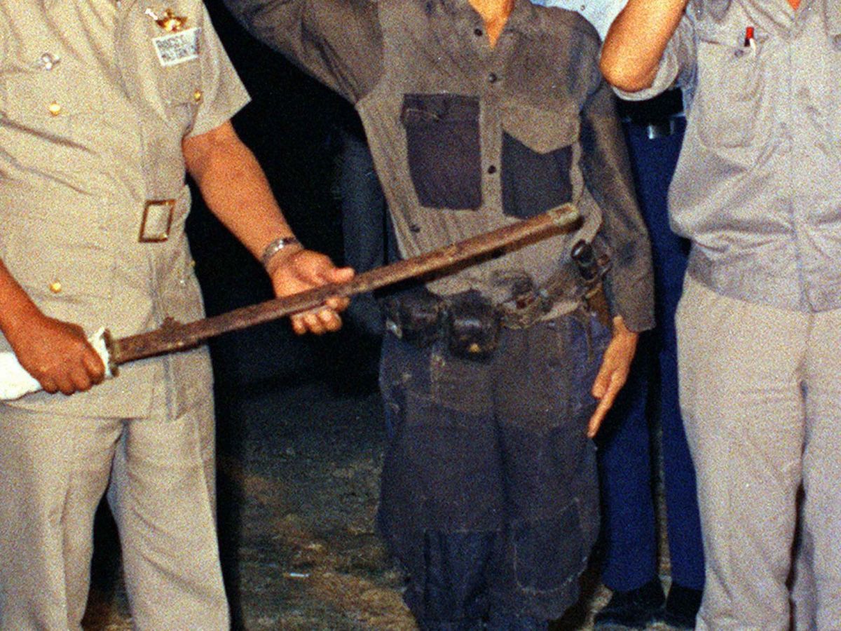 Foto: Momento en el que Hiroo Onoda entrega su espada en 1974 en señal de rendición. (Reuters)