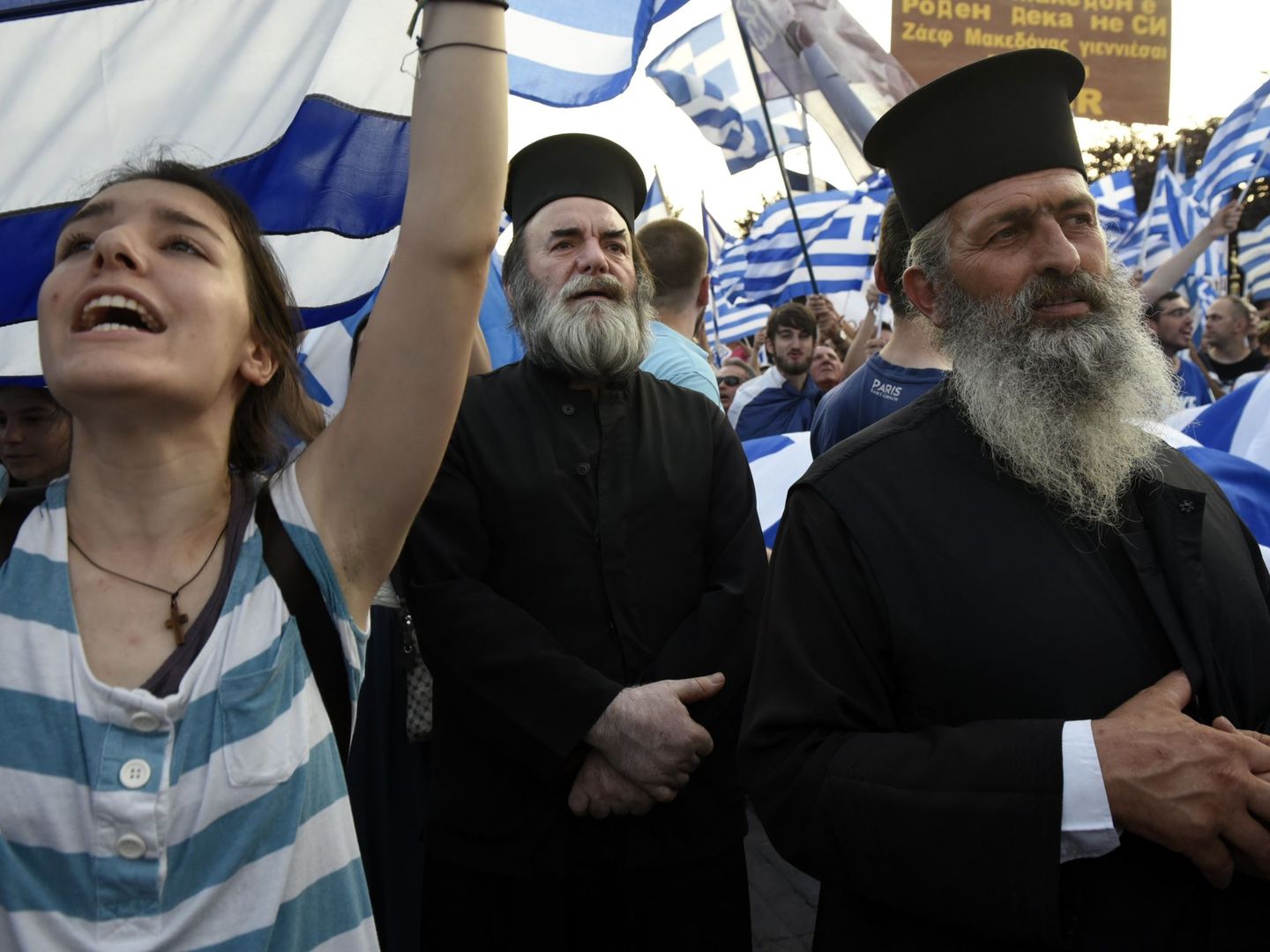 Sacerdotes ortodoxos durante una protesta en la ciudad griega de Pella contra el acuerdo sobre Macedonia, el 6 de junio de 2018. (Reuters)