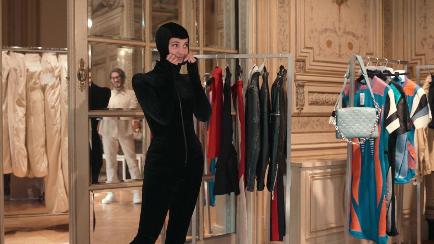 Alicia Vikander, en la serie junto a un bolso de Vuitton. (HBO)