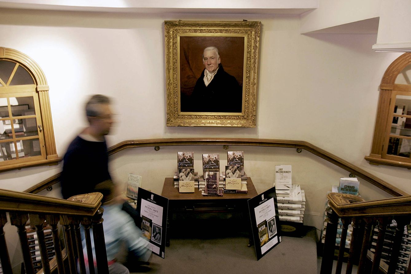 Vista de la escalera de la librería Hatchard’s, con un retrato del fundador. (Jordi Adrià)