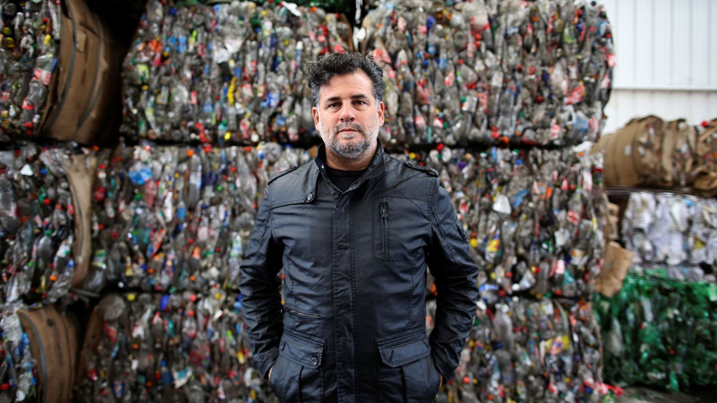 El director Ulises de la Orden, en un  centro de reciclaje de Buenos Aires. (Reuters)