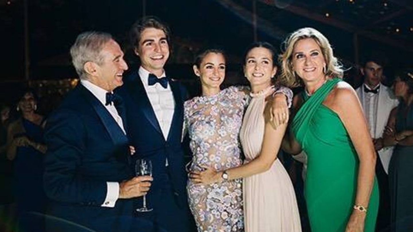  Alberto Palatchi y Susana Gallardo, con sus tres hijos. 