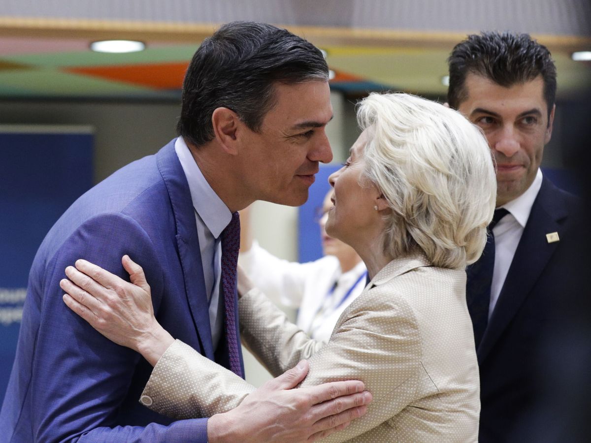 Foto: Pedro Sánchez, presidente del Gobierno, con Ursula von der Leyen, presidenta de la Comisión Europea. (EFE/Hoslet)