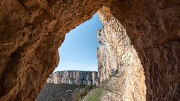 La ruta de Navarra que atraviesa una cueva: al otro lado se abre un balcón natural sobre Tierra Estella