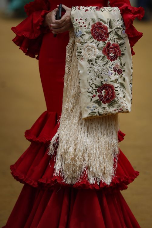 La moda flamenca incluye la elaboración de los trajes y de los complementos, como el mantón de Manila. (EFE/José Manuel Vidal)