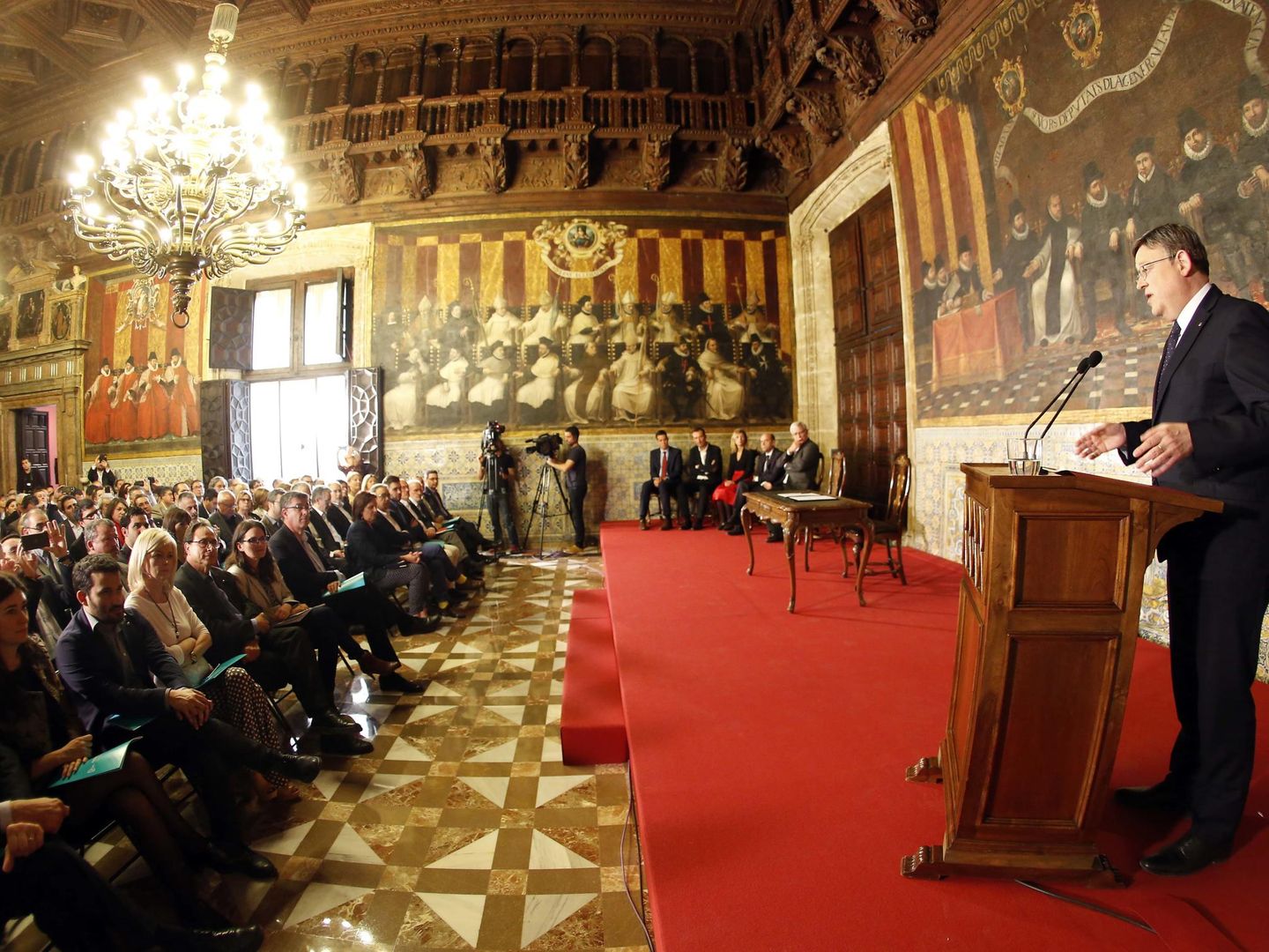 Un momento de la intervención de Puig en el Salón de Cortes de la Generalitat. (GVA)