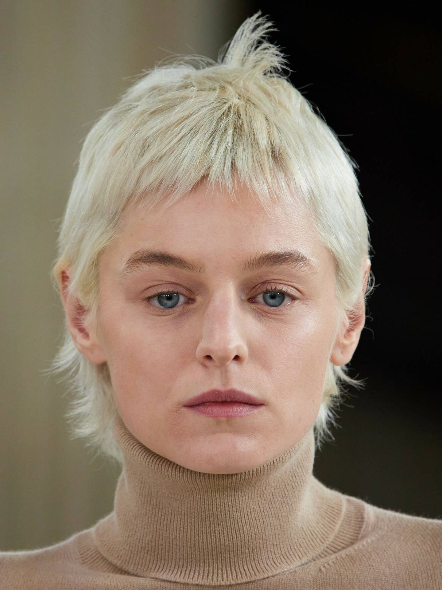 Emma Corrin, con un cabello aún más corto, desfilando para Miu Miu en la colección otoño-invierno 2023 de la firma italiana. (Launchmetrics Spotlight)