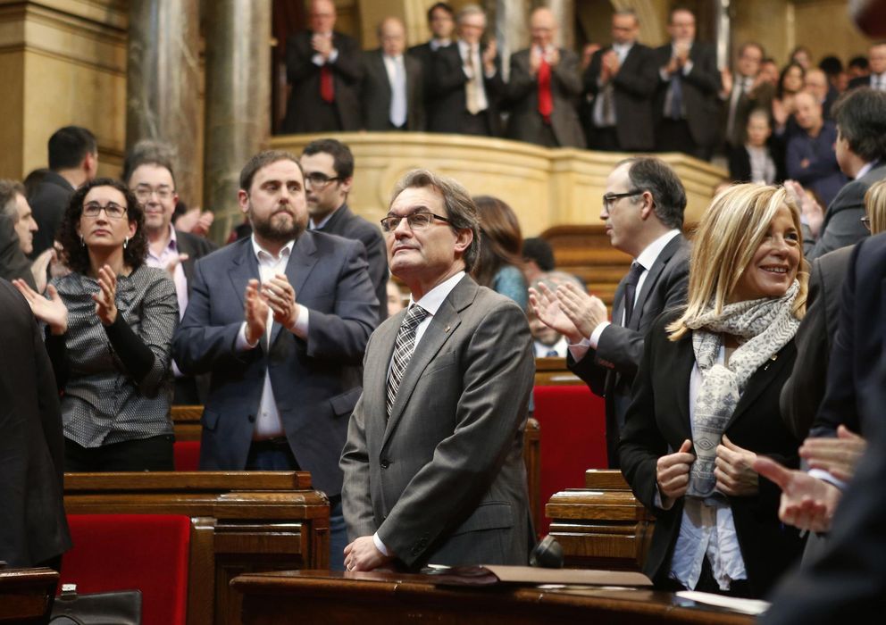 Foto: Artur Mas recibe el aplauso del Parlament después de la sesión de esta semana. (Reuters)