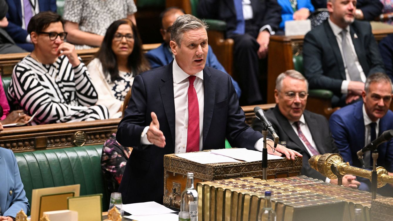 Foto: El líder del Partido Laborista británico, Keir Starmer, habla durante el turno de preguntas al Primer Ministro, en la Cámara de los Comunes en Londres. (Reuters)