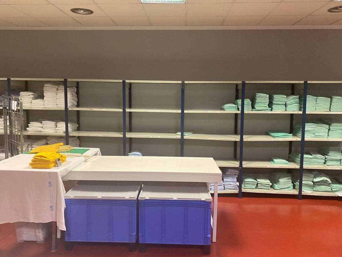 Así estaba uno de los almacenes de uniformes del hospital Ramón y Cajal este martes.