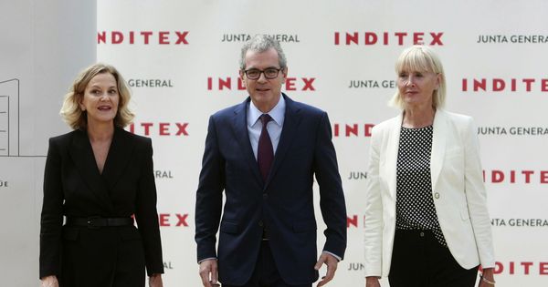 Foto: El presidente de Inditex, Pablo Isla, flanqueado por las consejeras Flora Pérez y Denise Kingsmill. (EFE)