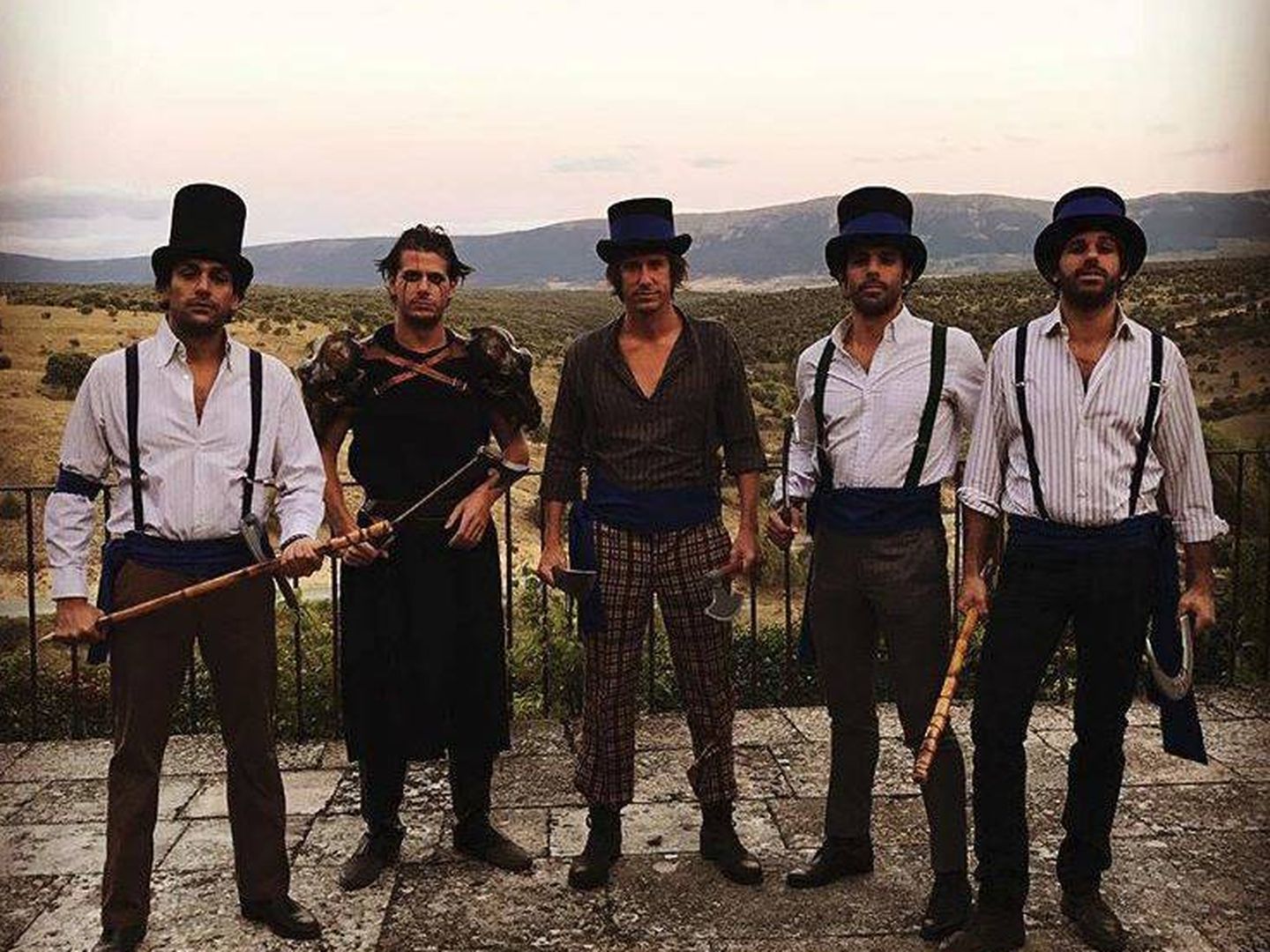Alonso Aznar y sus amigos, disfrazados de 'La naranja mecánica'. (Redes)