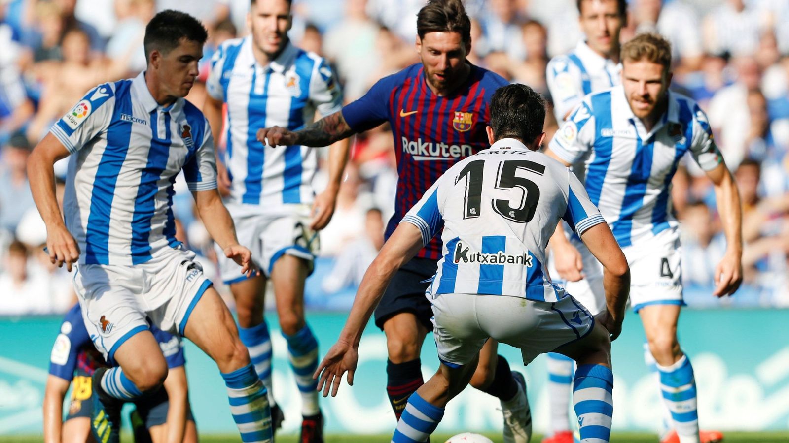 Foto: Messi rodeado de jugadores de la Real Sociedad en Anoeta. (Efe)