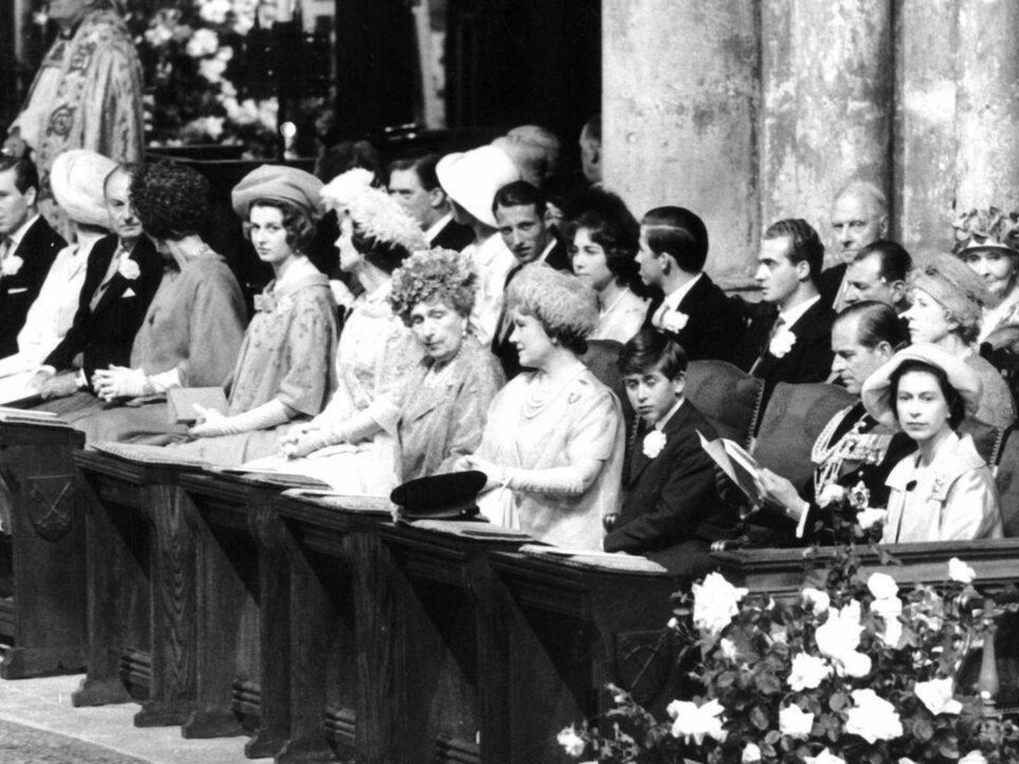 Doña Sofía, en segunda fila, rodeada por Harald de Noruega, su hermano y don Juan Carlos en la boda de los duques de Kent. (CP)