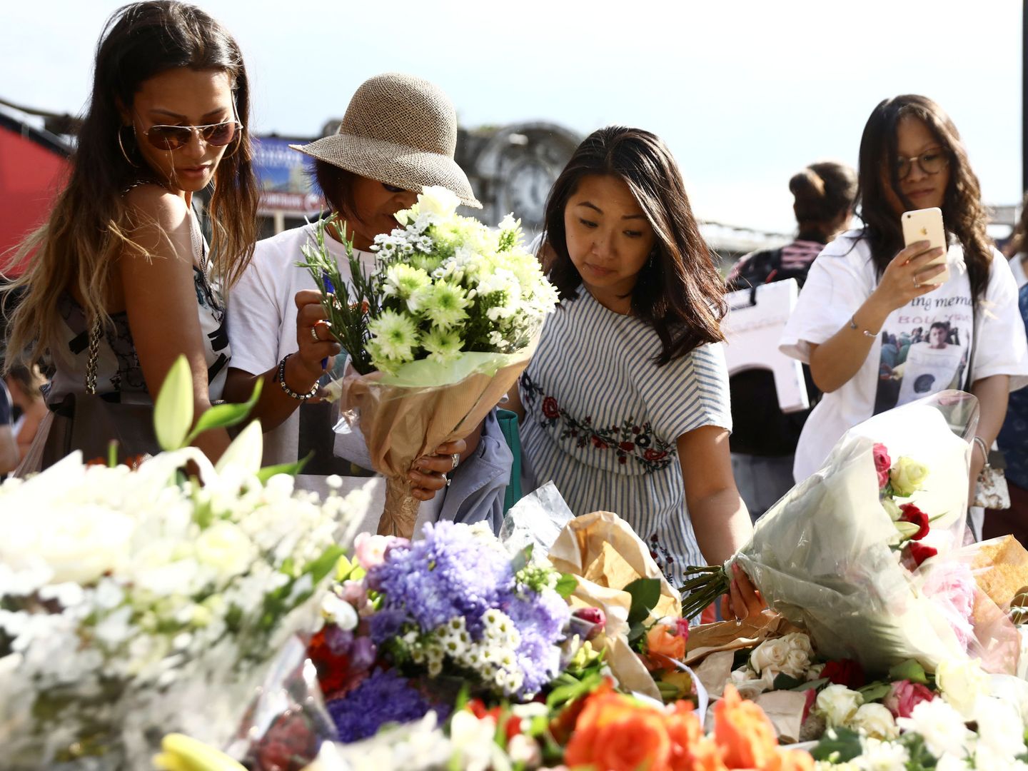 Familiares de las víctimas depositan flores en el primer aniversario de los ataques del Puente de Londres. (EFE)