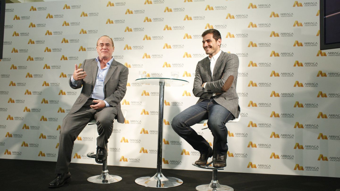 Jesús María Ruiz de Arriaga, director de Arriaga Asociados, con Iker Casillas. (Gtres)