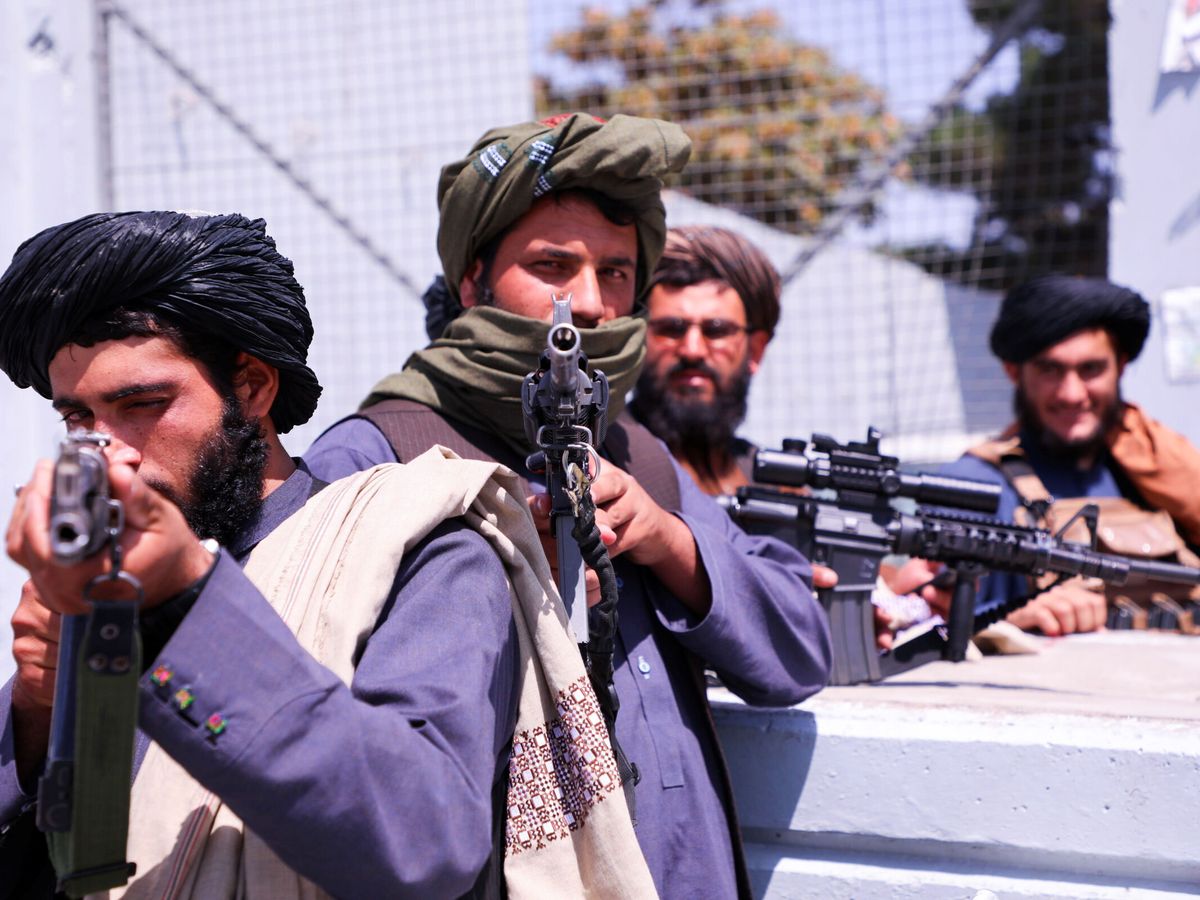 Foto: Fuerzas talibanas controlan los accesos al aeropuerto Hamid Karzai. (Reuters)