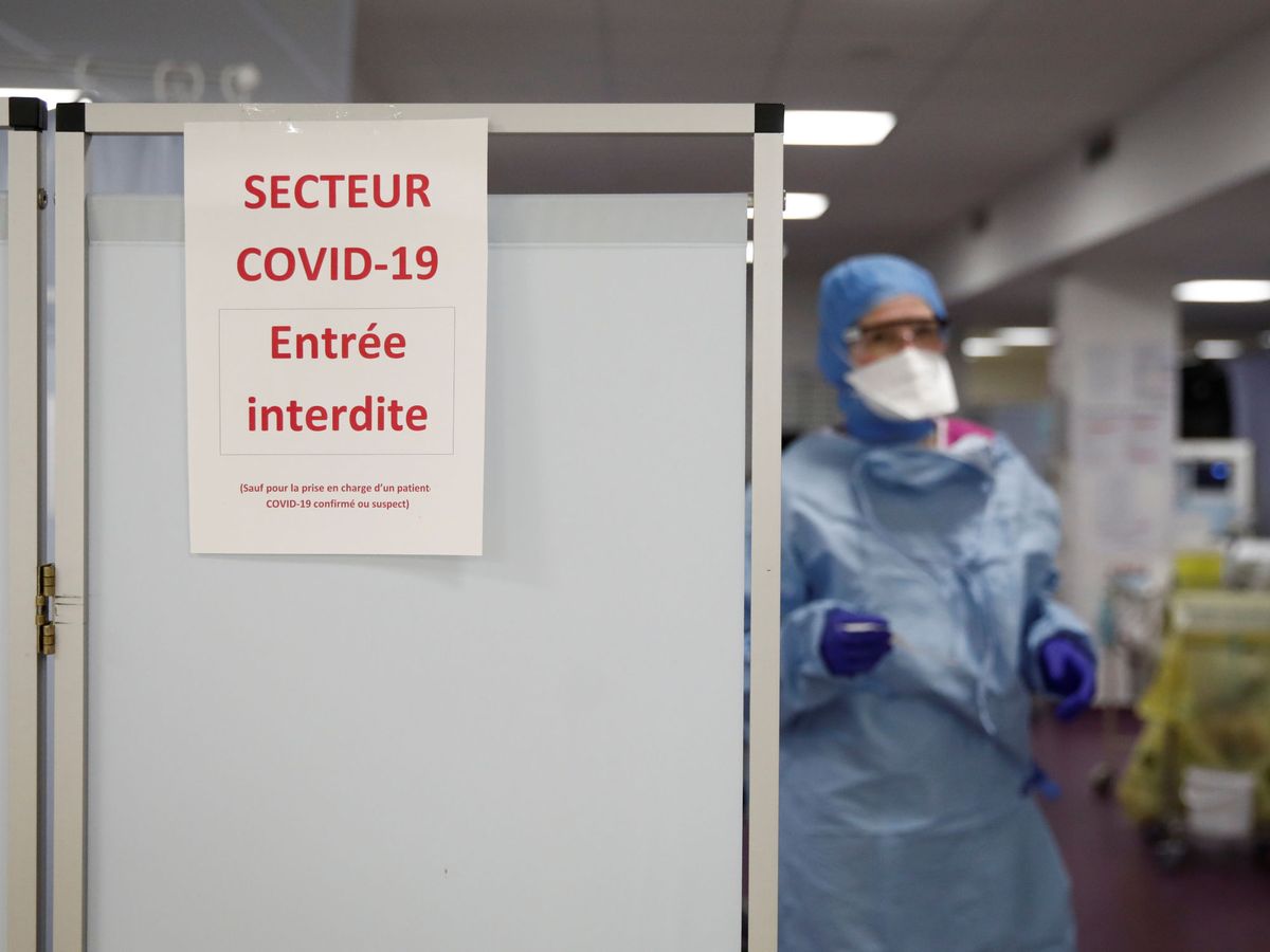 Foto: Personal médico en un hospital de París (REUTERS)