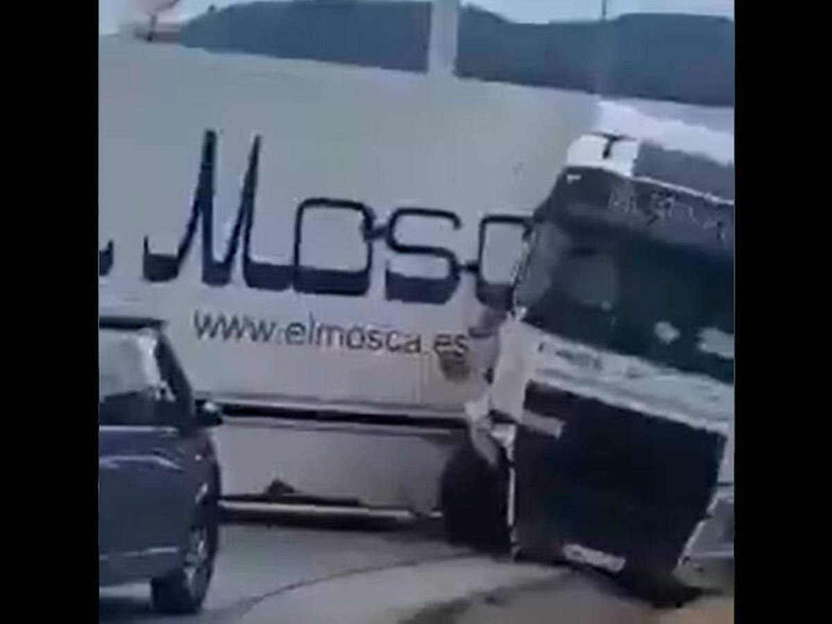 Foto: El camionero provocó un accidente cuando trató de huir. (Twitter/Anti-radar Catalunya)