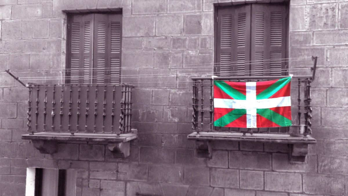 El TSJPV obliga a Mundaka a reubicar la bandera española en el ayuntamiento