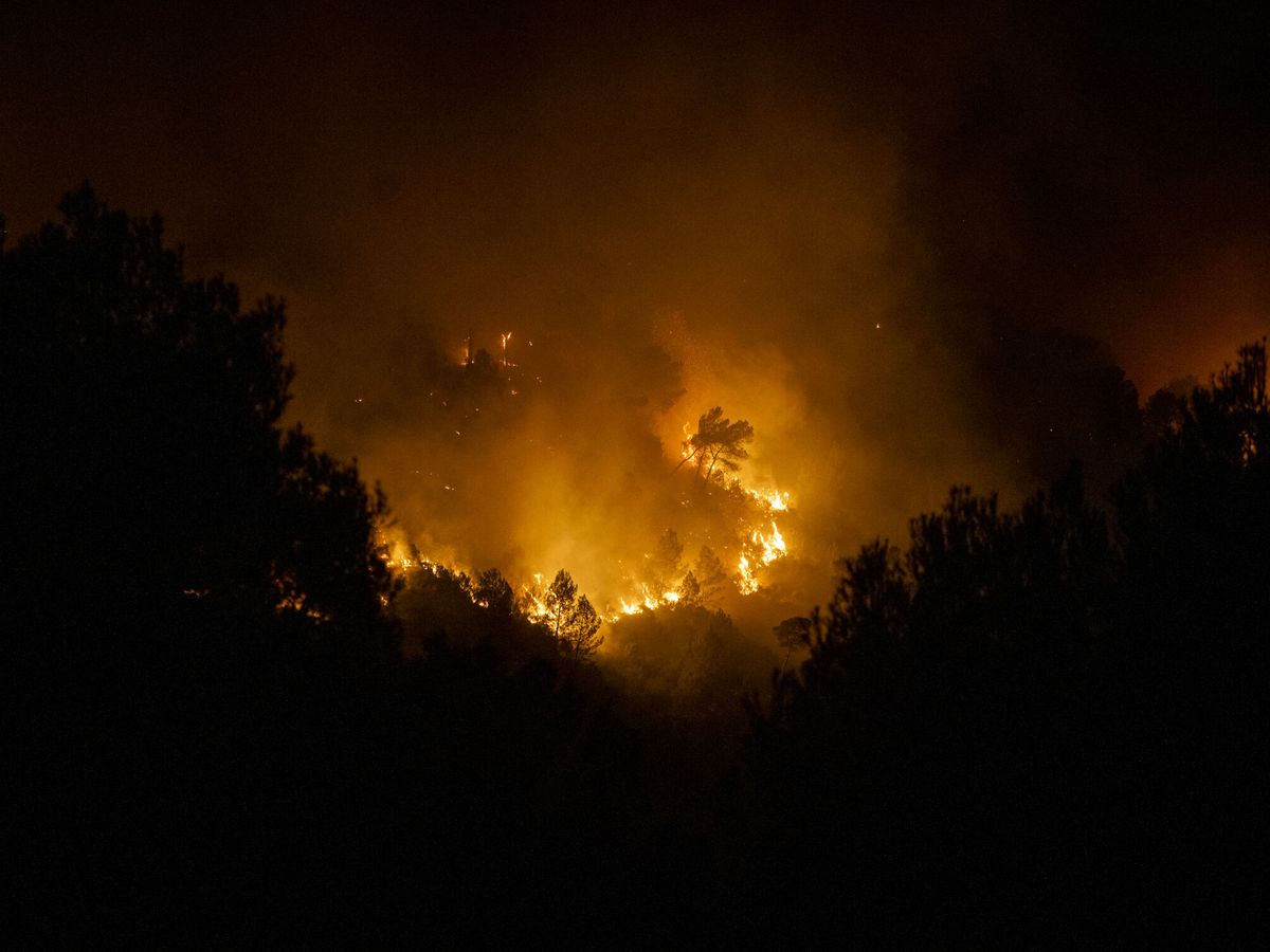 Foto: Vista del incendio desde el municipio de Ador. (Europa Press/Lorena Sopêna)