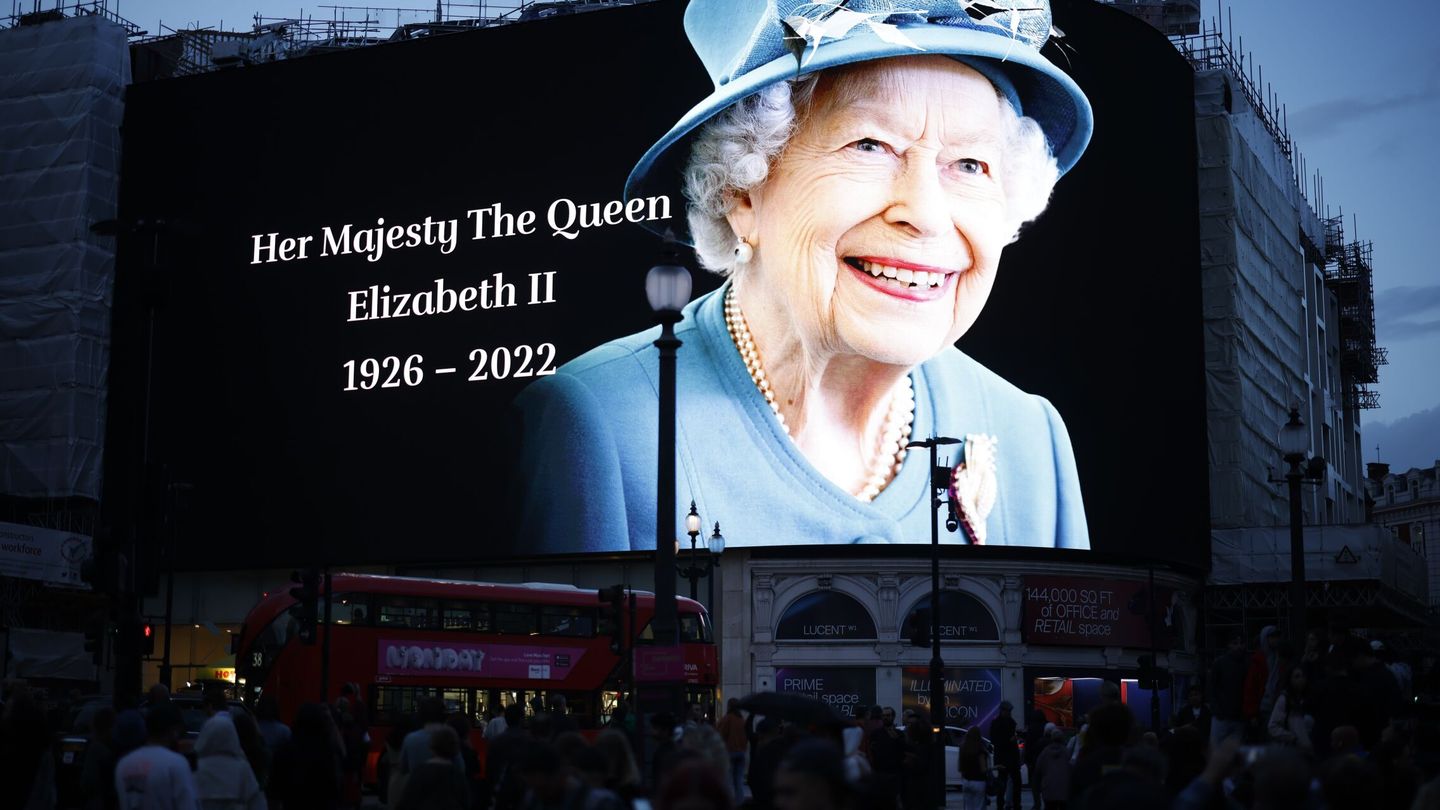 Una pantalla muestra la foto de la reina en el Piccadilly Circus de Londres. (EFE/OLGA AKMEN)