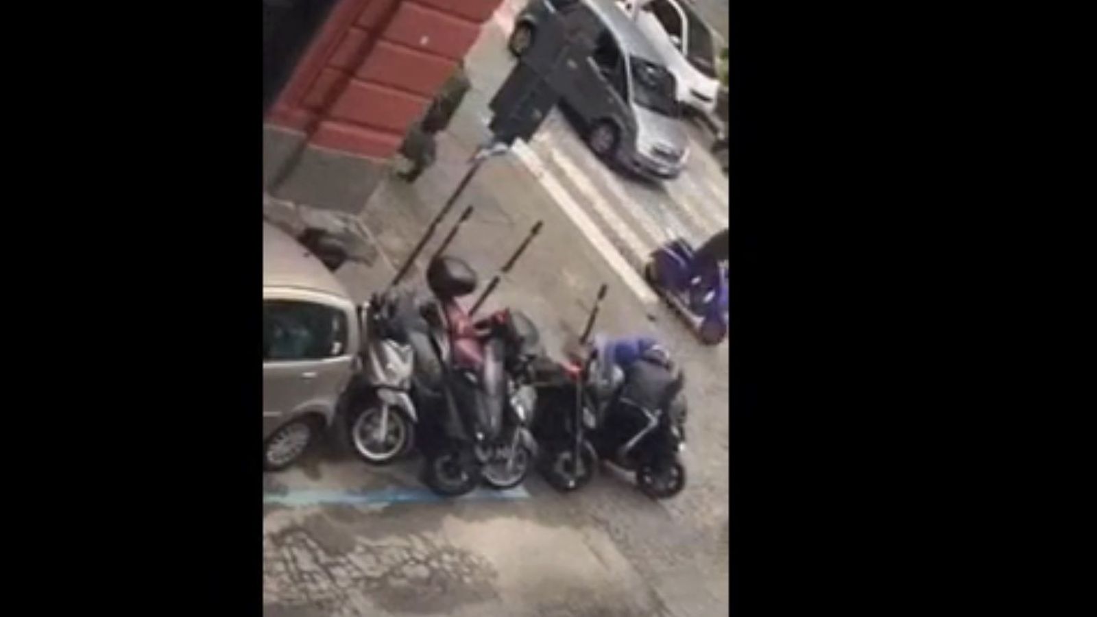 Foto: Los dos ladrones se hacen con dos motos Scooter en menos de un minuto. (Corriere)