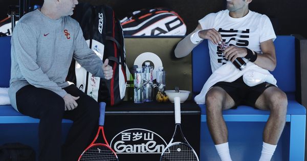 Foto: Agassi comenta con Djokovic en Melbourne. (Reuters)